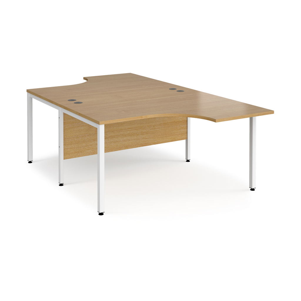 Picture of Maestro 25 back to back ergonomic desks 1400mm deep - white bench leg frame, oak top