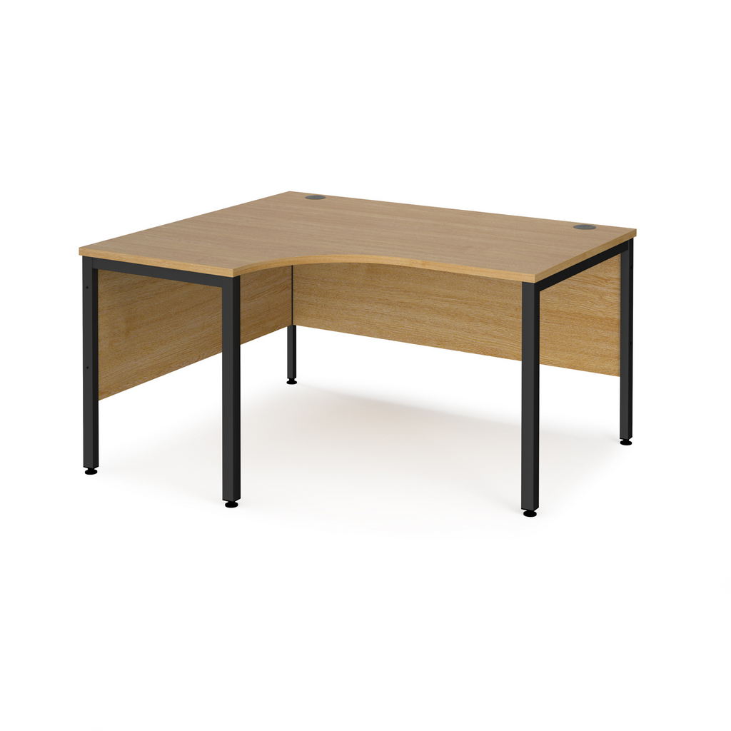 Picture of Maestro 25 left hand ergonomic desk 1400mm wide - black bench leg frame, oak top