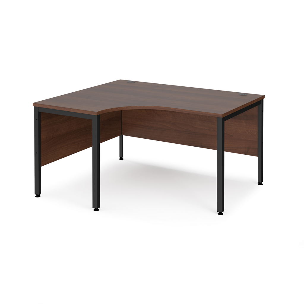 Picture of Maestro 25 left hand ergonomic desk 1400mm wide - black bench leg frame, walnut top