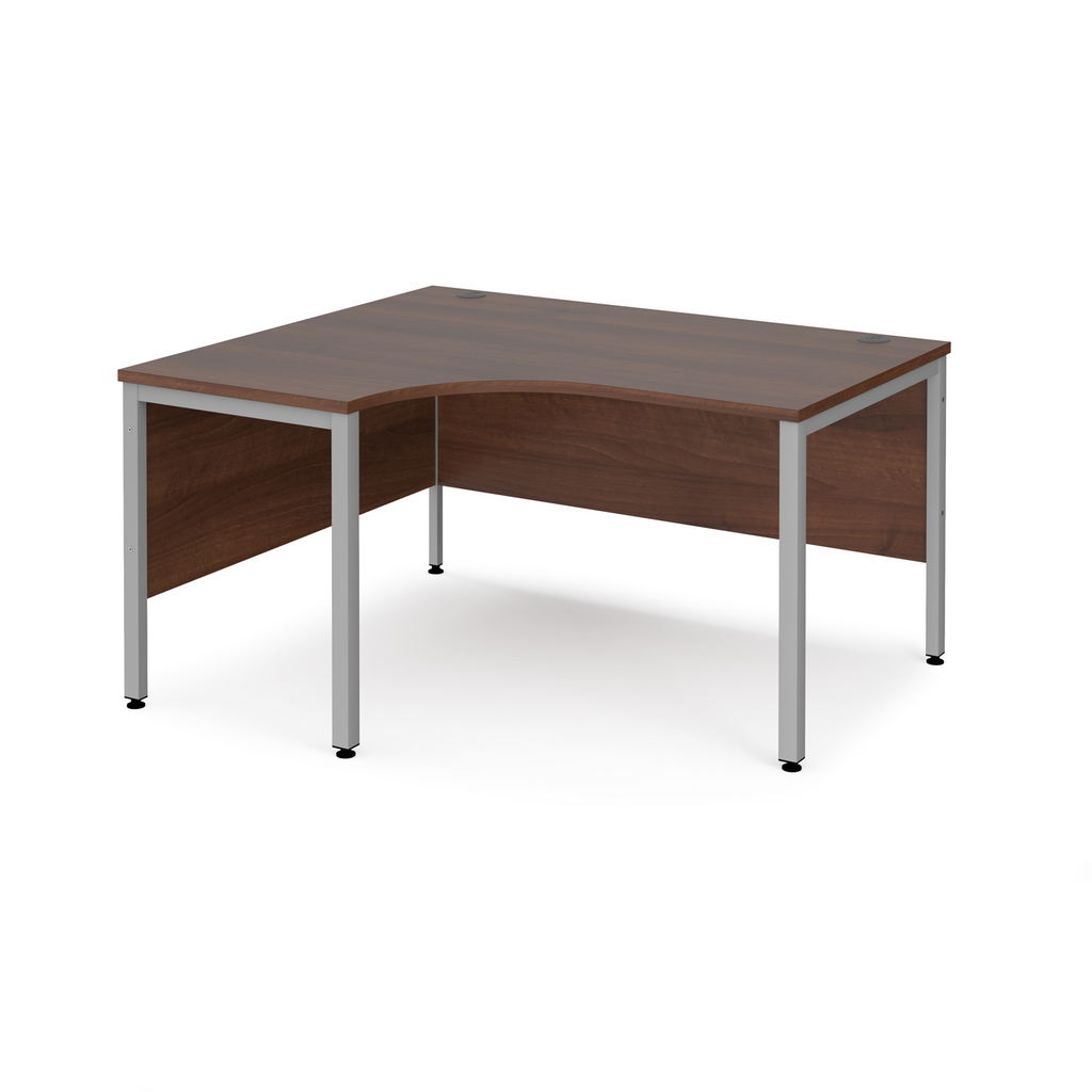 Picture of Maestro 25 left hand ergonomic desk 1400mm wide - silver bench leg frame, walnut top