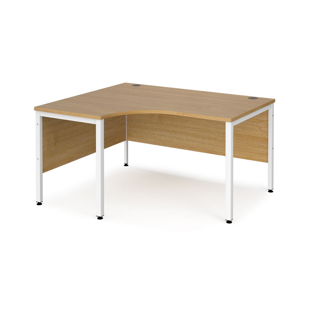 Picture of Maestro 25 left hand ergonomic desk 1400mm wide - white bench leg frame, oak top