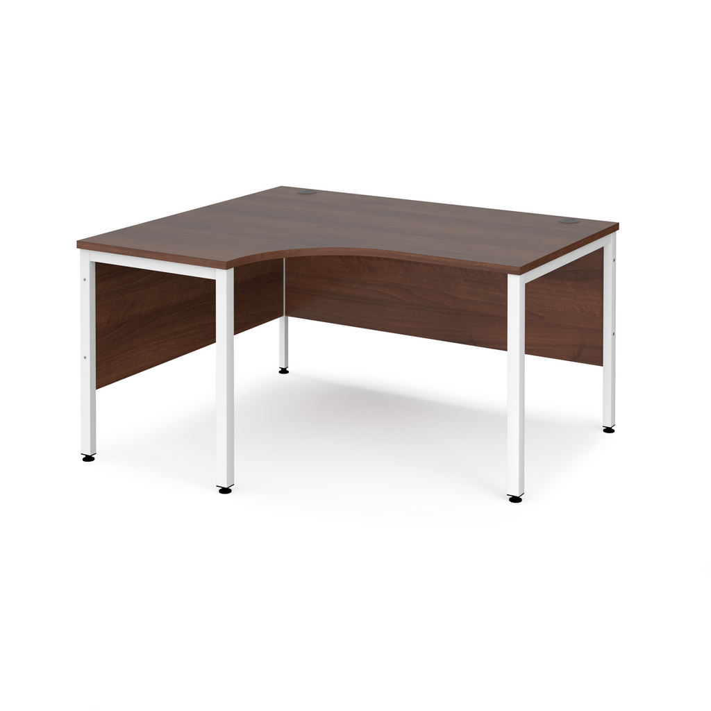 Picture of Maestro 25 left hand ergonomic desk 1400mm wide - white bench leg frame, walnut top