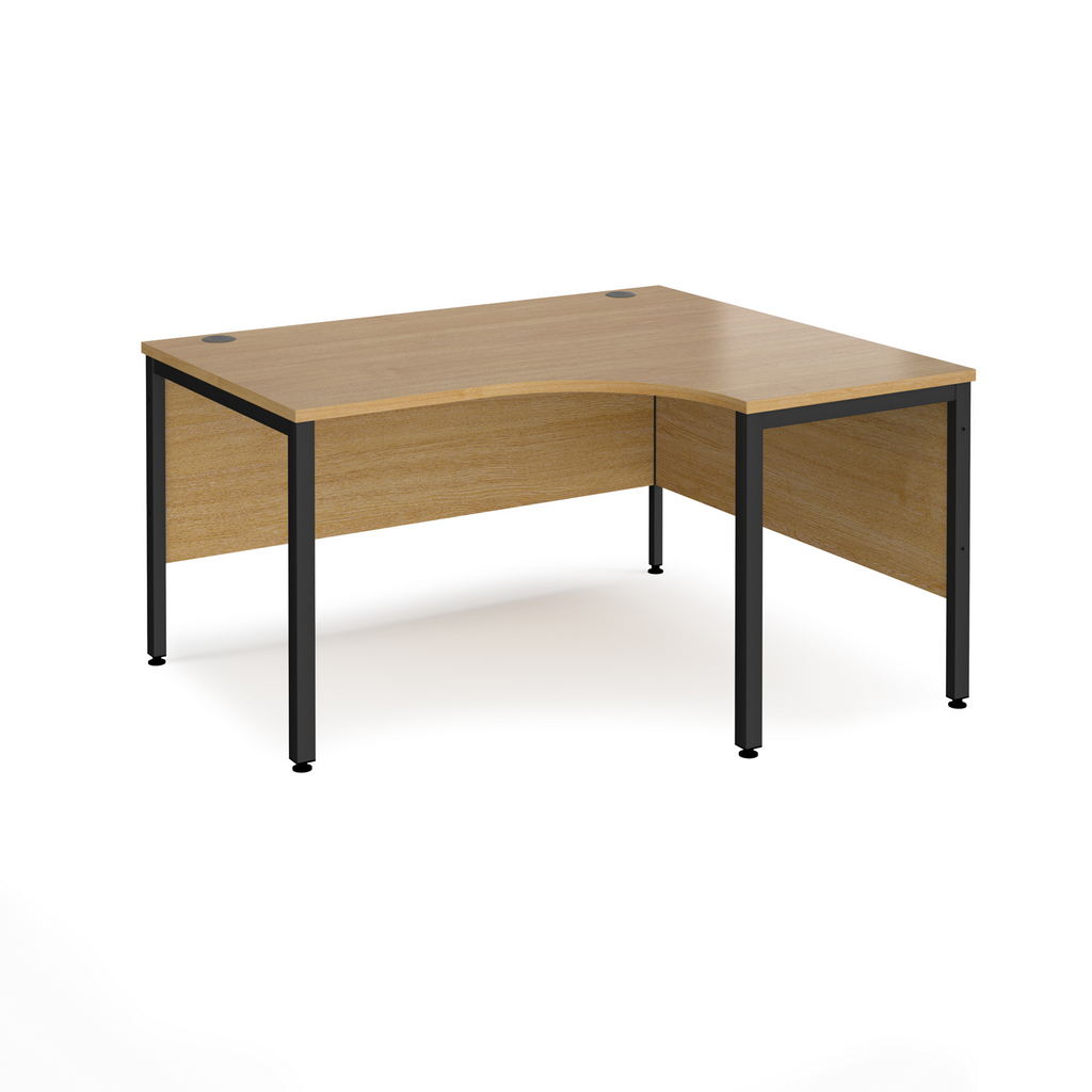 Picture of Maestro 25 right hand ergonomic desk 1400mm wide - black bench leg frame, oak top