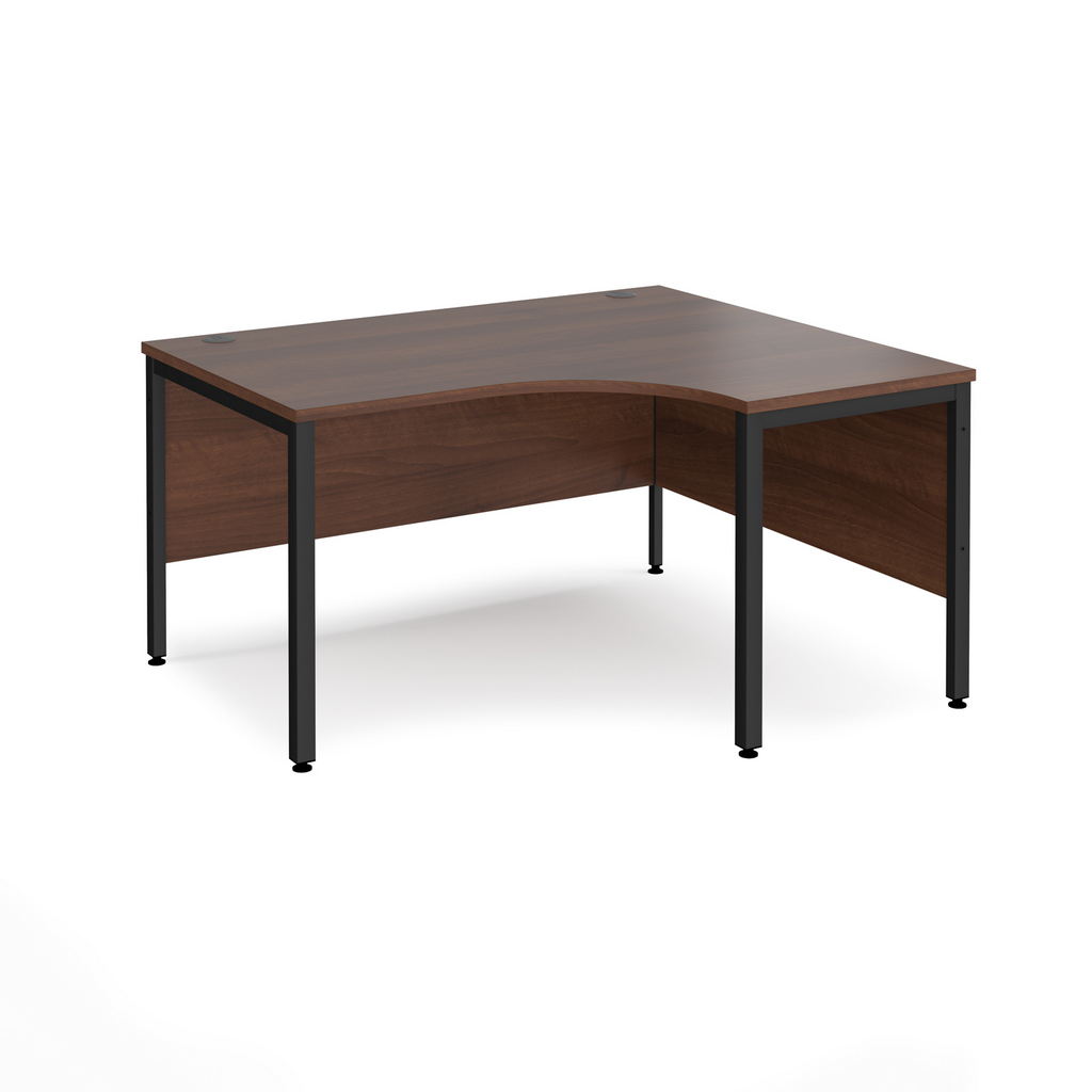 Picture of Maestro 25 right hand ergonomic desk 1400mm wide - black bench leg frame, walnut top