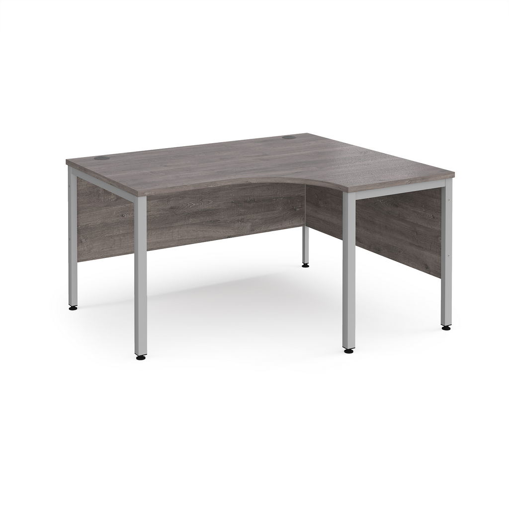 Picture of Maestro 25 right hand ergonomic desk 1400mm wide - silver bench leg frame, grey oak top