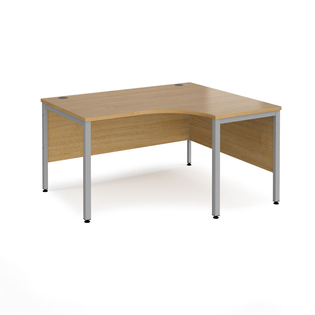 Picture of Maestro 25 right hand ergonomic desk 1400mm wide - silver bench leg frame, oak top