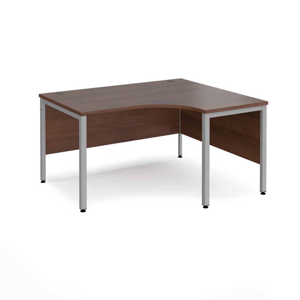 Picture of Maestro 25 right hand ergonomic desk 1400mm wide - silver bench leg frame, walnut top