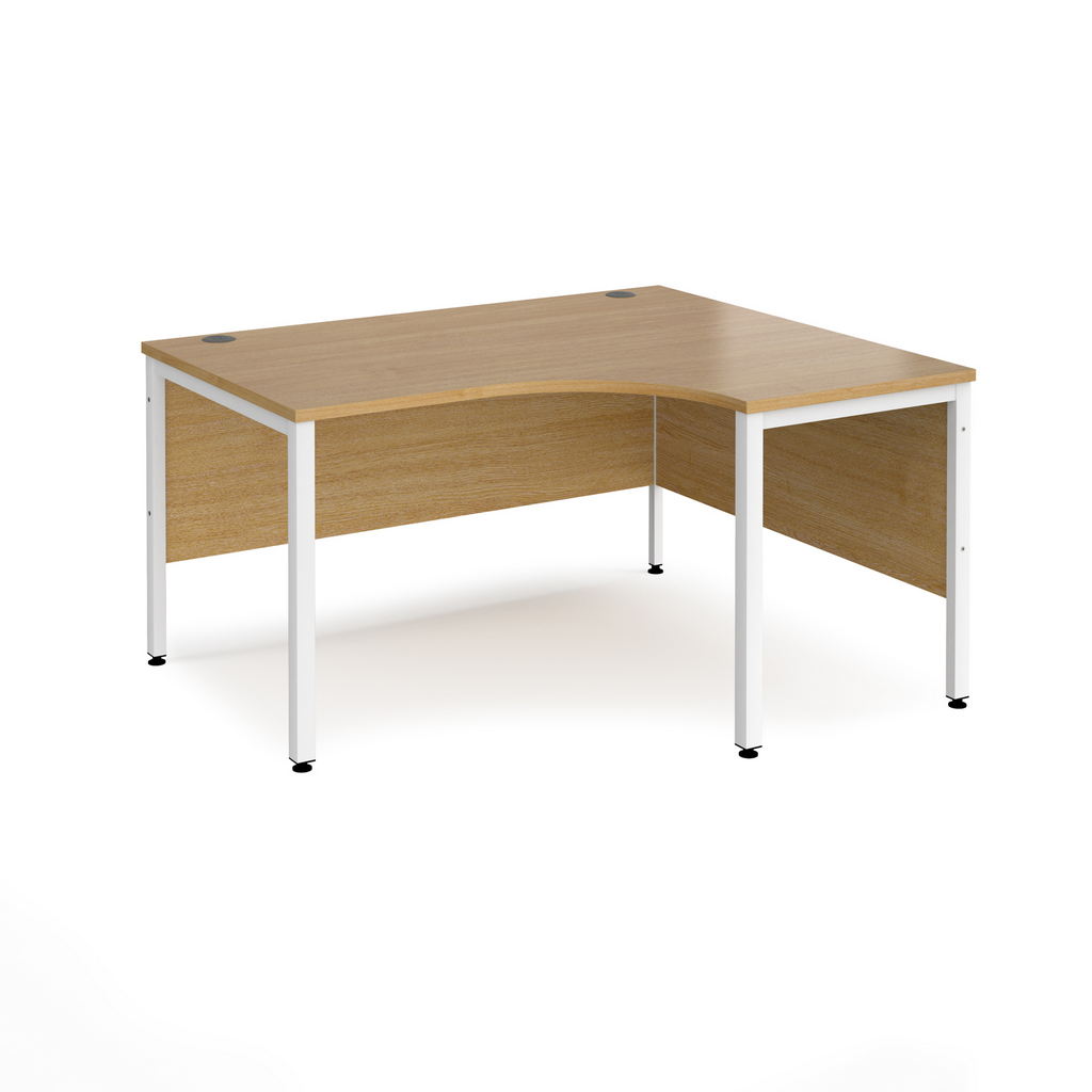 Picture of Maestro 25 right hand ergonomic desk 1400mm wide - white bench leg frame, oak top