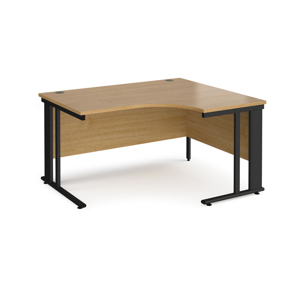 Picture of Maestro 25 right hand ergonomic desk 1400mm wide - black cable managed leg frame, oak top